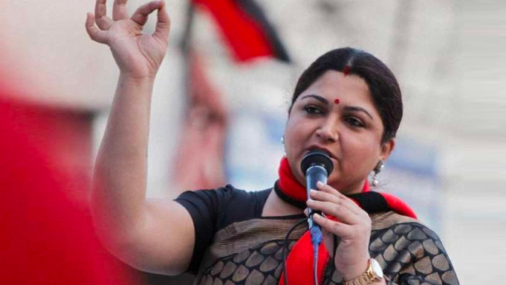 ২০১০ সালে ডিএমকে-তে যোগ দিয়ে খুশবুর রাজনৈতিক যাত্রার সূচনা। ২০১৪-র নভেম্বরে তিনি কংগ্রেস যোগ দেন। এর কিছু দিন পরেই এআইসিসির মুখপাত্র পদ পান তিনি।