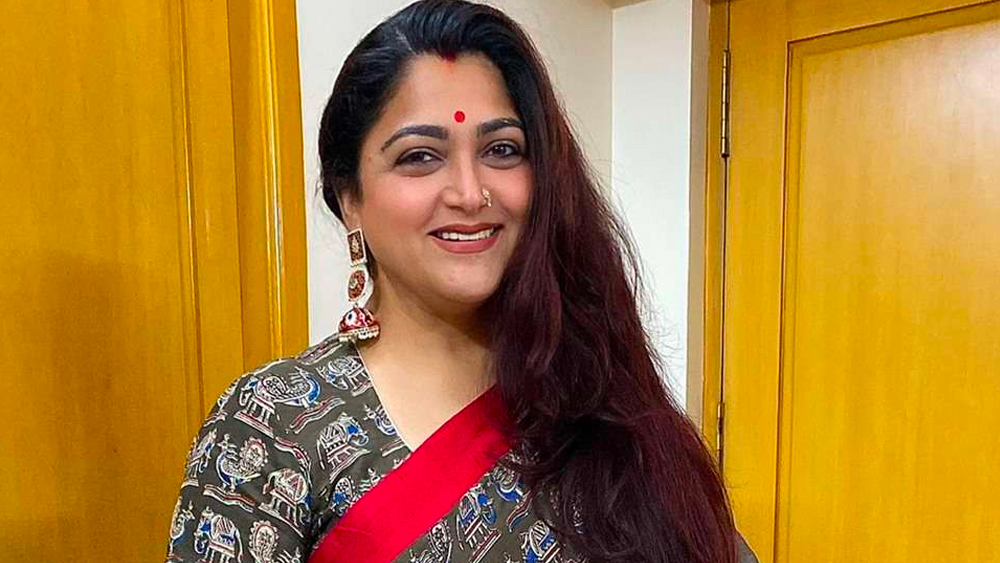 সম্প্রতি কংগ্রেস সভানেত্রী সনিয়া গাঁধীকে চিঠি লিখে খুশবু দলের প্রাথমিক সদস্যপদ থেকে ইস্তফা দেওয়ার সিদ্ধান্তের কথা জানান। চিঠিতে তিনি লেখেন, ‘দলের উঁচু পদে এমন লোকেরা বসে রয়েছেন, যাঁদের সঙ্গে বাস্তব পরিস্থিতি বা মানুষের কোনও যোগাযোগ নেই। আর যাঁরা দলের জন্য সত্যিই কাজ করছেন, তাঁদের দাবিয়ে রাখা হচ্ছে’।