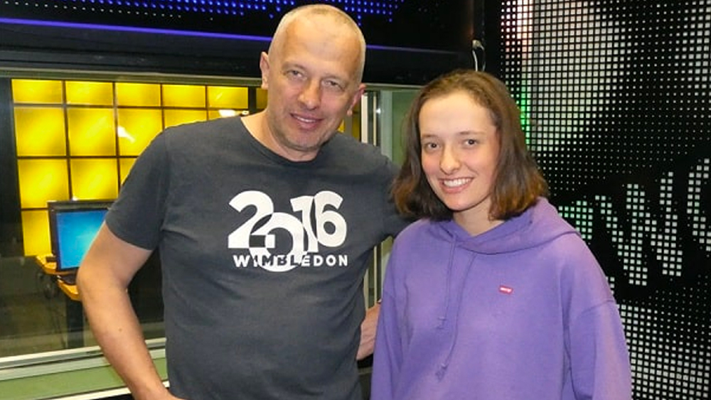 পোল্যান্ডের রাজধানী ওয়ারশ’-এ শিয়নটেকের জন্ম ২০০১-এর ৩১ মে। তাঁর মা ডোরোটা পেশায় চিকিৎসক। তাঁর বাবা টমাস শিয়নটেক প্রতিষ্ঠিত রোয়ার। অংশ নিয়েছিলেন ১৯৮৮-এর সোল অলিম্পিকেও।