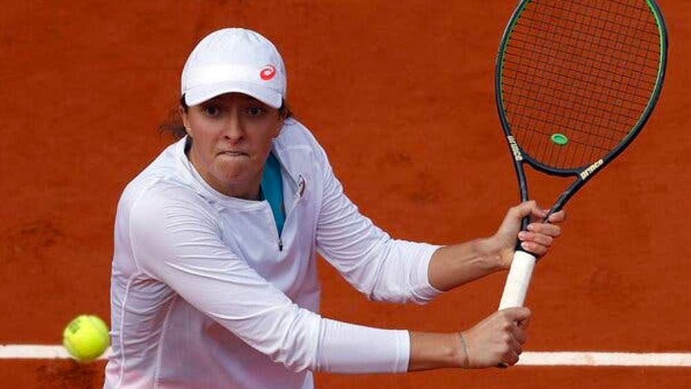 বাবার উৎসাহেই শিয়নটেক পা রাখেন খেলোয়াড় জীবনে। দলগত খেলার থেকে মেয়েকে সব সময় ব্যক্তিগত ইভেন্টে উৎসাহী করেন টমাস। প্রথমে সাঁতারের প্রশিক্ষণ নিতেন শিয়নটেক। কিন্তু জলের ভীতি কাটিয়ে উঠতে পারেননি। শেষে মেয়েকে টেনিস শেখাতে শুরু করেন টমাস।