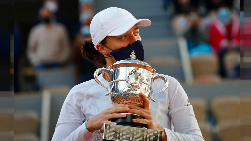 টমাসের বড় মেয়ে আগাটাও টেনিস খেলতে শুরু করেছিলেন। কিন্তু চোট আঘাতজনিত সমস্যায় তাঁর কেরিয়ার দীর্ঘ হয়নি। অন্য দিকে, ২০১৬ সাল থেকে আন্তর্জাতিক টেনিস প্রতিযোগিতায় অংশ নিতে শুরু করেন ইগা শিয়নটেক।