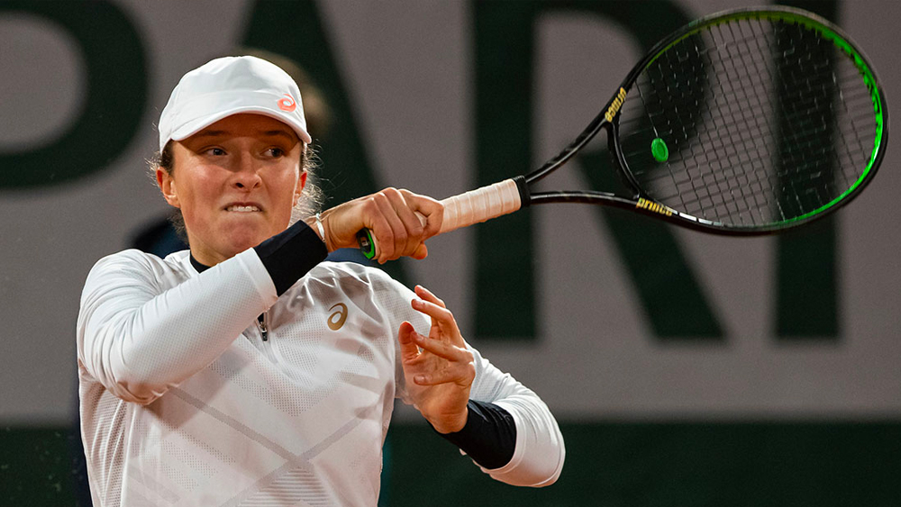 ১৯৩৯ সালে জাদবিগা জেড্রোজস্কার পরে পোলান্ডের প্রথম খেলোয়াড় হিসেবে ফরাসি ওপেনের ফাইনালে পৌঁছন শিয়নটেক। চলতি বছরের অস্ট্রেলীয় ওপেন জয়ী কেনিনকে হারিয়ে পোল্যান্ডের ক্রীড়া-ইতিহাসে নতুন অধ্যায় লেখা হল শিয়নটেকের র‍্যাকেটে।