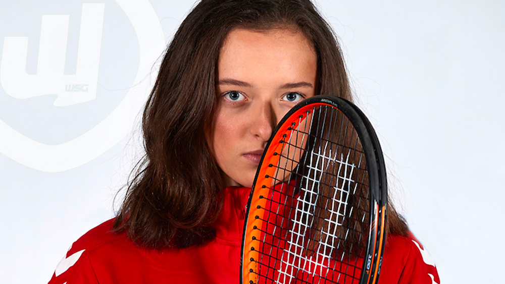 ১৯ বছরের শিয়নটেক মনেপ্রাণে আদ্যন্ত কিশোরী। ভালবাসেন ঘন ঘন মোবাইল ফোন পাল্টাতে। ফরাসি ওপেন জয়ের পথে তাঁর বড় চিন্তা ছিল, ওয়ারশ’-এর বাড়িতে বসে তাঁর পোষা বিড়াল ম্যাচ দেখছে তো?