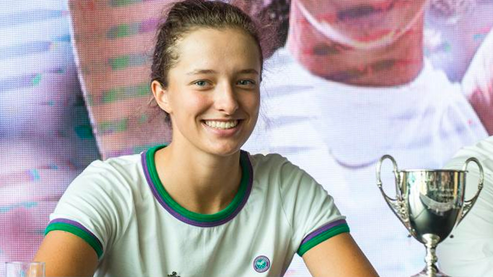 টেনিসের পাশাপাশি পড়াশোনা নিয়েও সিরিয়াস ইগা শিয়নটেক। পছন্দের বিষয় গণিত। জানিয়েছেন, গণিতের প্রতি ভালবাসা তাঁকে ভাল টেনিস খেলতেও সাহায্য করেছে।