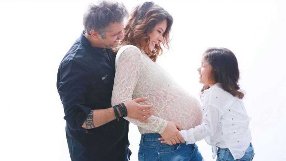 মোহিতও পরিচালক হিসেবে নিজের জায়গা পাচ্ছিলেন না ইন্ডাস্ট্রিতে। ‘ওহ লমহে’ এবং ‘আওয়ারাপন’— মোহিতের এই দু’টি ছবি-ই ফ্লপ হয়েছিল। তা ছাড়া কঙ্গনা রানাউতের সঙ্গে তাঁর সম্পর্ক নিয়েও গুঞ্জন শোনা যাচ্ছিল।