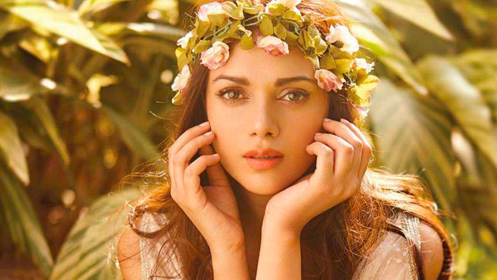 আশৈশব অদিতির দিন কেটেছে মিশ্র সংস্কৃতিতে। তাঁর বাবা ছিলেন বোহরি মুসলিম সম্প্রদায়ের। মা জন্মসূত্রে হিন্দু, কিন্তু বৌদ্ধ ধর্মের ভক্ত। ফলে বিভিন্ন সং‌স্কৃতির রীতিনীতিতে তিনি অভ্যস্ত হয়ে ওঠেন। বাবার সঙ্গেও অদিতির সম্পর্ক বজায় ছিল। হায়দরাবাদ থেকে তিনি দিল্লি যেতেন প্রায়ই।