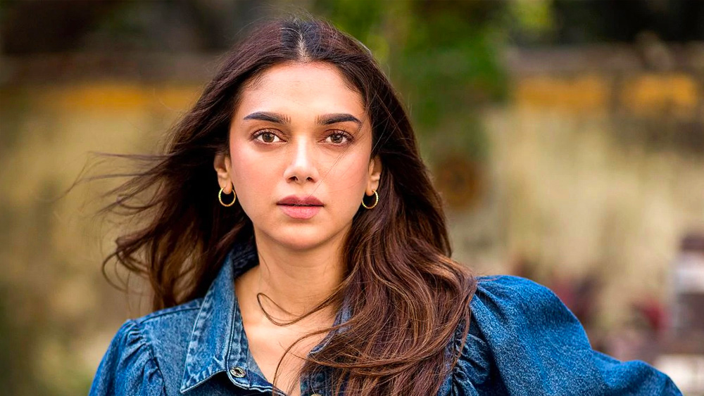 অদিতির বাবা পরবর্তী সময়ে আবার বিয়ে করেছিলেন। কিন্তু পারিবারিক ব্যবসা পরিচালনার পাশাপাশি তাঁর মা একাই বড় করেন অদিতিকে। মাত্র পাঁচ বছর বয়সে অদিতি ভরতনাট্যমের প্রশিক্ষণ শুরু করেন প্রখ্যাত শিল্পী লীলা স্যামসনের কাছে।