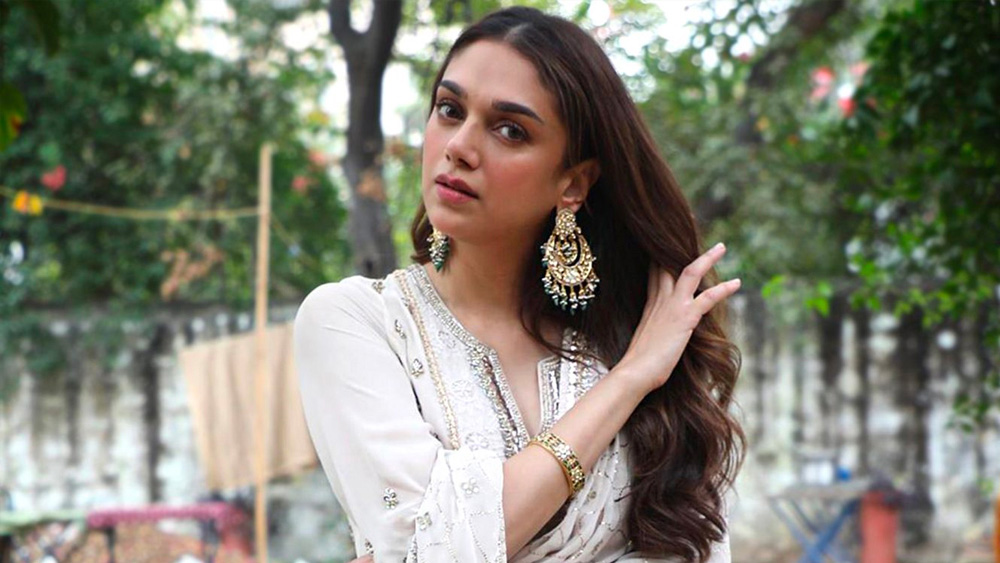 দিল্লির স্কুলের পরে অদিতি পড়াশোনা লেডি শ্রীরাম কলেজে। বাবার ইচ্ছায় কিছু বছর তিনি কাটিয়েছিলেন আবাসিক স্কুলেও। অভিনয়ের প্রথম সুযোগ এসেছিল মাত্র ৮ বছর বয়সে। শেষ অবধি সেই ছবিতে অভিনয় করা আর হয়ে ওঠেনি। কিন্তু স্কুলের সহপাঠীদের কাছে বিখ্যাত ও জনপ্রিয় হয়ে উঠেছিলেন অদিতি।