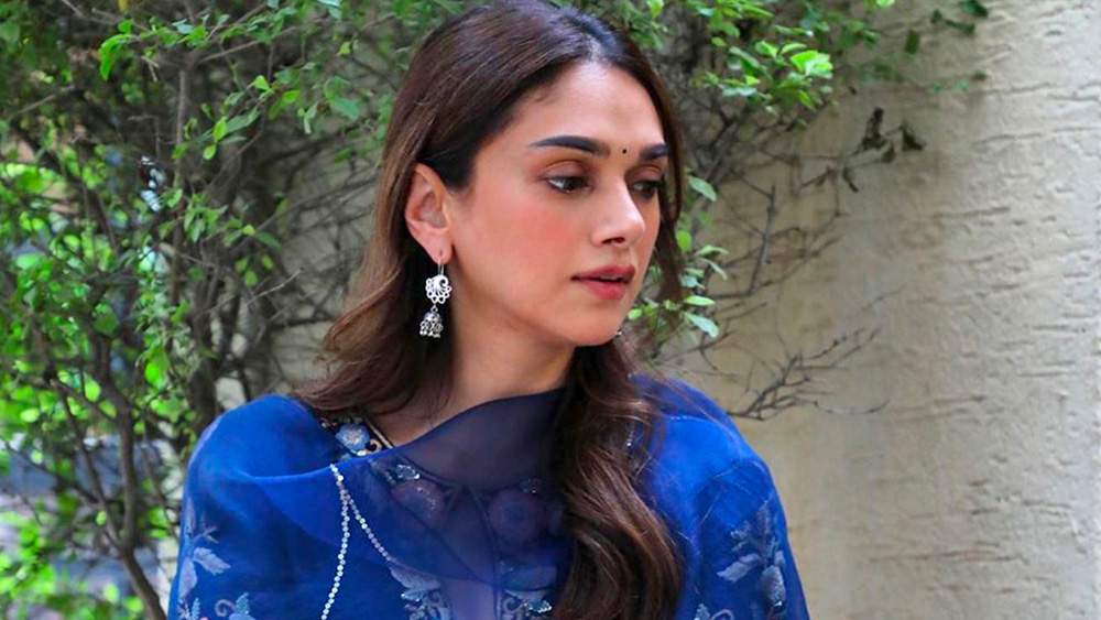 এই ছবিতেও তিনি অভিনয় করেন পার্শ্বচরিত্রে। তাঁর অভিনীত বেশ কিছু দৃশ্য বাদও পড়ে ছবি থেকে। বার বার একই ঘটনা ঘটতে থাকায় তিনি ঠিক করেন এ বার সেই ছবিতেই কাজ করবেন, যেখানে তিনি মূল অভিনেত্রী।