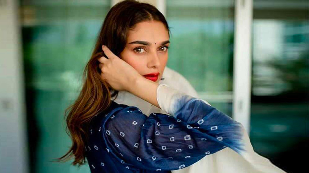 ২০১১ সালেই সুধীর মিশ্রর পরিচালনায় তিনি অভিনয় করেন ‘ইয়ে সালী জিন্দগী’-তে। এই ছবিতে মোট বাইশটি চুম্বনদৃশ্যে অভিনয় করেন তিনি। ভেঙে দেন মল্লিকা শেরাওয়াতের রেকর্ডও। কিন্তু এই ছবিও তাঁর কেরিয়ারে বাড়তি গতি যোগ করতে পারেনি।