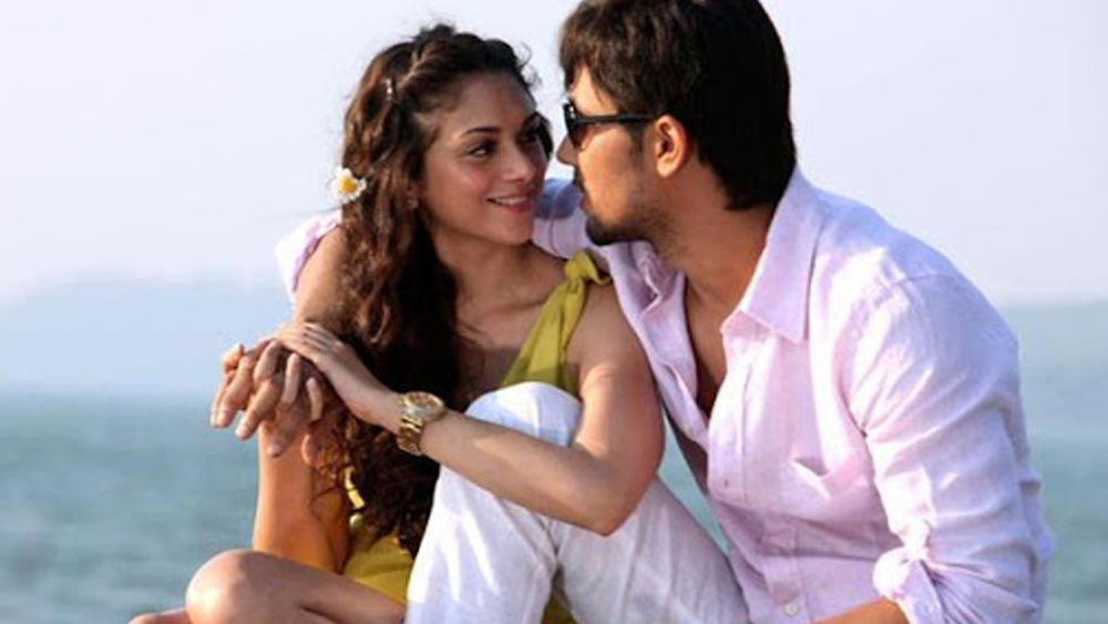 ইন্ডাস্ট্রিতে অদিতির পরিচয় হয়ে দাঁড়ায় ‘সাহসী অভিনেত্রী হিসেবে। কিন্তু পরিপূর্ণ নায়িকা কোনওদিনই হয়ে উঠতে পারেননি। ‘মার্ডার থ্রি’ ছবিতে রণদীপ হুডার সঙ্গে বেশ কিছু ঘনিষ্ঠ দৃশ্যে অভিনয় করেন তিনি। এই ছবির পর থেকেই তাঁর এবং রণদীপের সম্পর্ক নিয়ে গুঞ্জন শোনা যেতে থাকে ইন্ডাস্ট্রিতে। অদিতির জন্যই নাকি পুরনো বান্ধবী নীতু চন্দ্রার সঙ্গে বিচ্ছেদ হয়ে যায় রণদীপের।