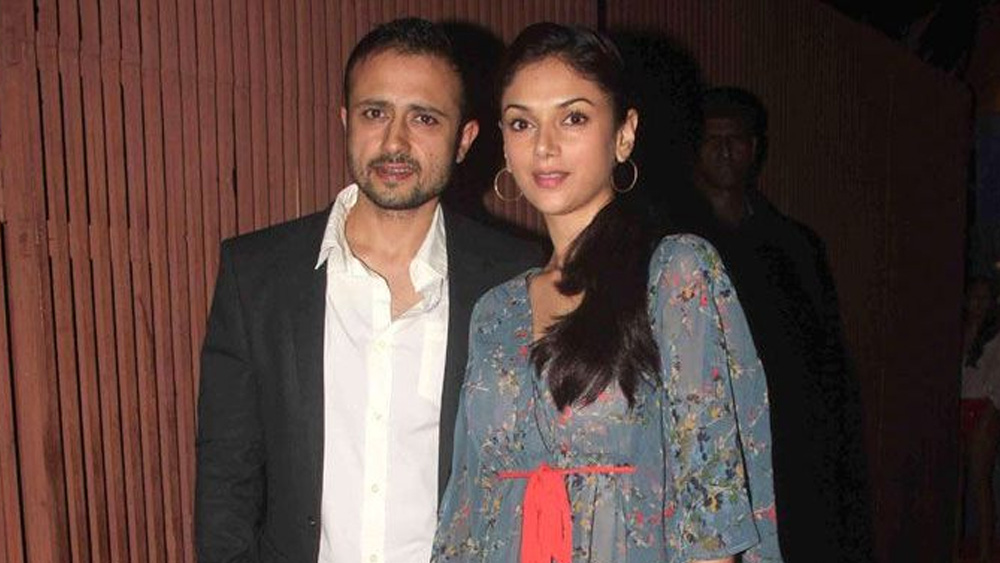 ঠিক এই সময়েই বিস্ফোরণ ঘটান অদিতি। জানান, তাঁর বিবাহবিচ্ছেদ হয়ে গিয়েছে। ভক্তরা জানতেনই না, অদিতি আদৌ বিবাহিত! এর পর অদিতি নিজেই জানান, তিনি ১৭ বছর বয়স থেকে ডেটিং করছিলেন। সরকারি কর্মী-আইনজীবী-অভিনেতা সত্যদীপ মিশ্রকে বিয়ে করেছেন ২১ বছর বয়সে।