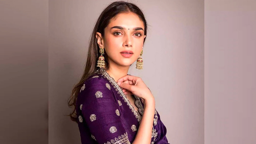 বলিউডে অমসৃণ কেরিয়ারের মাঝেই অদিতি ফিরে যান দক্ষিণী ইন্ডাস্ট্রিতে। অভিনয় করেন মণিরত্নমের পরিচালনায় ‘চিক্কা চিবন্ত বমন’ ছবিতে। এই ছবিতে তাঁর কাজ প্রশংসিত হয়।