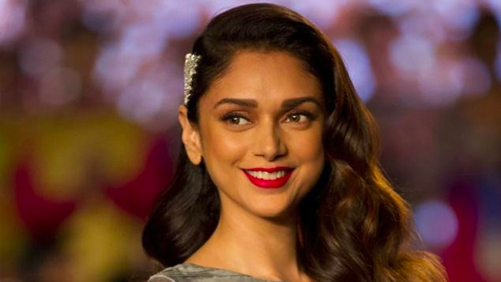 সুঅভিনেত্রী হওয়া সত্ত্বেও বলিউডে বেশি সুযোগ পাননি অদিতি। তাঁর ভক্তদের মত, শুধু অভিনয় প্রতিভাকে মূলধন করে তিনি বেশিদূর এগোতে পারেননি। স্টারকিডদের কাছে বার বার প্রত্যাখ্যাত হতে হয়েছে তাঁকে। ইন্ডাস্ট্রিতে কোনও গডফাদার না থাকা বা বিতর্কে জড়িয়ে না পড়াটাও তাঁর পিছিয়ে থাকা কারণ বলে মনে করেন অনেকে।  (ছবি: সোশ্যাল মিডিয়া)