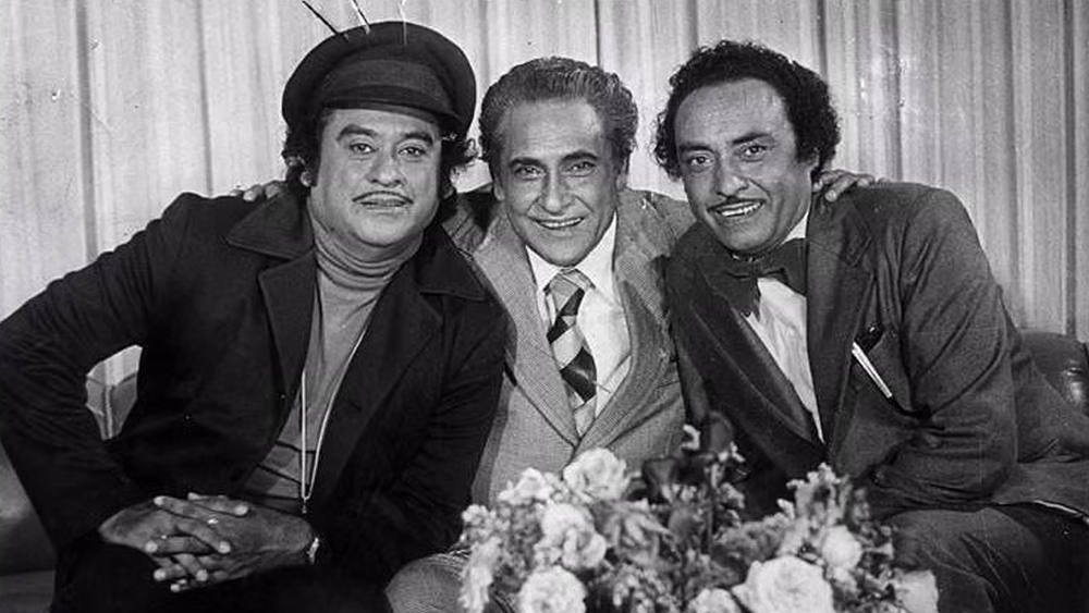 অভিনয়ের বদলে প্রথমে কেরিয়ার শুরু করলেন বম্বে টকিজ-এর কোরাস শিল্পী হিসেবে। বিনোদন দুনিয়ায় পা রেখে তিনিও দুই দাদার মতো নিজের নাম পরিবর্তন করলেন। আভাসকুমার গঙ্গোপাধ্যায় থেকে হলেন কিশোর কুমার।