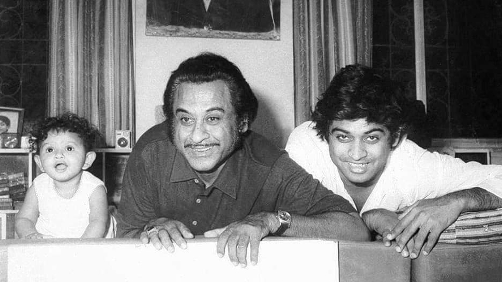 খামখেয়ালি আচরণ ছিল কিশোর কুমারের বর্ণময় জীবনের অঙ্গ। তাঁর বাড়ির সামনে বোর্ড লাগানো ছিল। যেখানে ইংরেজিতে যা লেখা থাকত, তার বাংলা অনুবাদ করলে দাঁড়ায়, ‘কিশোর কুমার হইতে সাবধান’। বাড়িতে তাঁর সঙ্গে দেখা করতে গিয়ে অনেকেই আজব ঘটনার মুখোমুখি হয়েছেন।