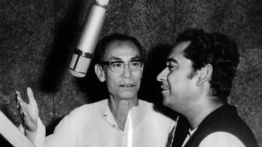 কে এল সায়গল এবং পাকিস্তানি শিল্পী আহমেদ রুশদির প্রভাব ছিল কিশোর কুমারের উপর। এক ঘরোয়া আড্ডায় এস ডি বর্মন তাঁকে পরামর্শ দেন নিজস্ব গায়কি তৈরি করতে। এর পর কিশোর তাঁর গায়কিতে পাশ্চাত্য প্রভাব আনেন। মার্কিন শিল্পী জিমি রজার্স এবং নিউজিল্যান্ডের গায়ক টেক্স মর্টনের গান শুনে নিজের গায়কিরও সঙ্গী করে নেন ইয়োডলিংকে।