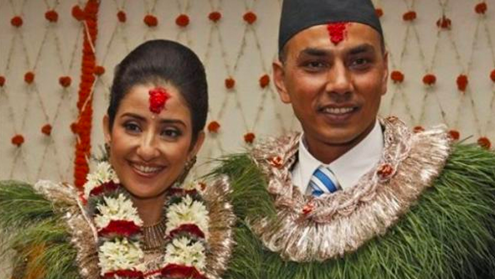 ব্রেক আপ নিয়ে নানার মতো এতটা স্পষ্ট ভাবে অবশ্য মুখ খোলেননি মনীষা। তবে একাধিক ডেটিংয়ের পর ২০১০-এ ব্যবসায়ী সম্রাট দহালকে বিয়ে করলেও টিকেছিল মাত্র বছর দুয়েক। এর পর ডিভোর্স।