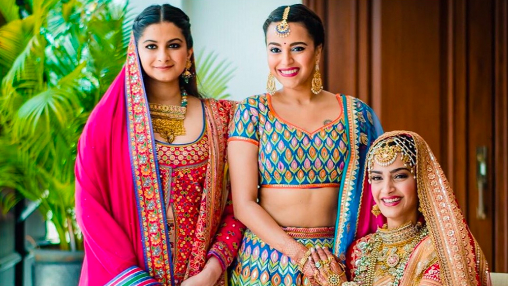 বাবার আপত্তি ছিল মেয়ের সিদ্ধান্তে। মায়ের সম্মতি সঙ্গে করে ২০০৯ সালে স্বরা পা রেখেছিলেন মুম্বইয়ে। হাতখরচের জন্য তিনি প্রথমে একটি পত্রিকায় কপিরাইটারের চাকরি নেন। লোকাল ট্রেনে পৌঁছতেন অফিসে।