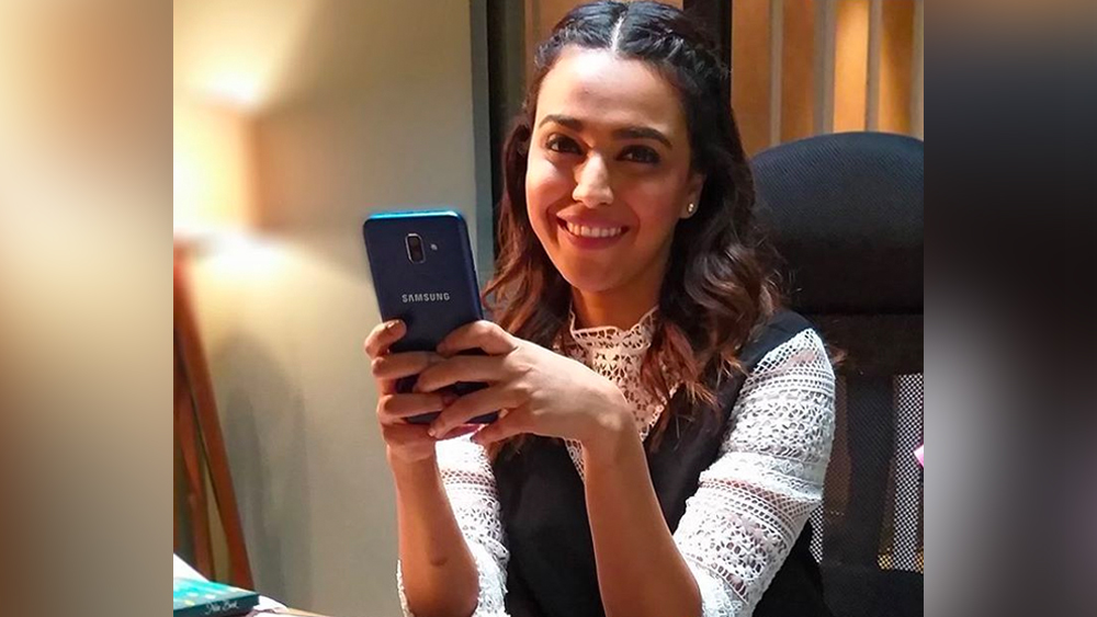 কিন্তু গ্রুমিংয়ের পরেও অবস্থা বিশেষ পাল্টাল না। স্বরাকে শুনতে হল তিনি নায়িকা হওয়ার উপযুক্ত নন। বরং সহনায়িকার চরিত্রে চেষ্টা করতে পারেন। আবার এও শুনতে হয়েছে, অভিনেত্রী হওয়ার জন্য তিনি প্রয়োজনের তুলনায় বেশি মেধাবী! এখানেই শেষ নয়। ইন্ডাস্ট্রিতে স্ট্রাগল করার প্রথম পর্বে তিনি পরিচালকের হাতে যৌন হেনস্থারও শিকার হন বলে অভিযোগ।