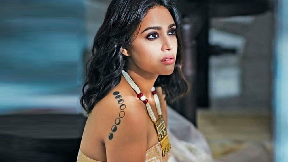 দীর্ঘ চেষ্টার পরে স্বরার কাছে প্রথম সুযোগ আসে। ২০০৯-এ তিনি অভিনয় করেন ‘মাধোলাল কিপ ওয়াকিং’ ছবিতে। কিন্তু কবে এই ছবি মুক্তি পেল, কবেই বা হল থেকে চলে গেল, মনে রাখেননি কোনও দর্শক। স্বরার দ্বিতীয় ছবি ‘নিয়তি’ মুক্তিই পায়নি।