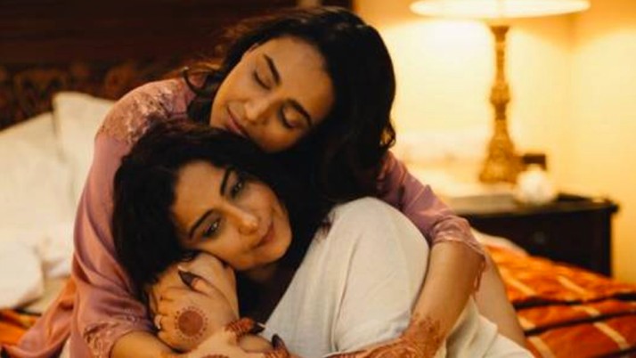 ‘জিরো’ ছবিতে তাঁকে শাহরুখের মায়ের ভূমিকায় অভিনয়ের প্রস্তাব দিয়েছিলেন পরিচালক আনন্দ এল রাই। স্বরা ভাবতেও পারেননি তাঁর থেকে দ্বিগুণ বয়সি শাহরুখের মায়ের চরিত্রে তাঁকে ভাবা হবে! স্বরাকে দেখা যাবে সমকামী প্রেম নিয়ে আসন্ন ছবি ‘শীর কুর্মা’-য়।