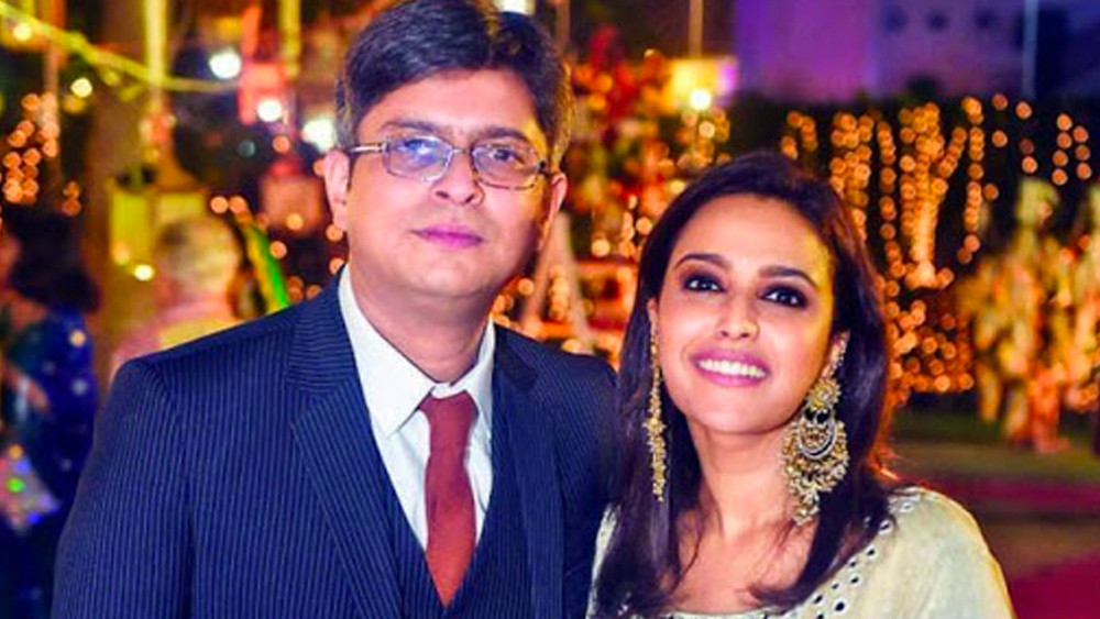 কেরিয়ারের পাশাপাশি স্বরা ধাক্কা খান ব্যক্তিগত জীবনেও। ২০১৯ সালে হিমাংশু রায়ের সঙ্গে তাঁর বিচ্ছেদ হয়ে যায়। শোনা যায়, স্বরা বিয়ে করতে চাইলে হিমাংশু বেঁকে বসেন। জানান তিনি স্বরার সঙ্গে বিয়ের কথা কোনও দিন ভাবেনইনি।