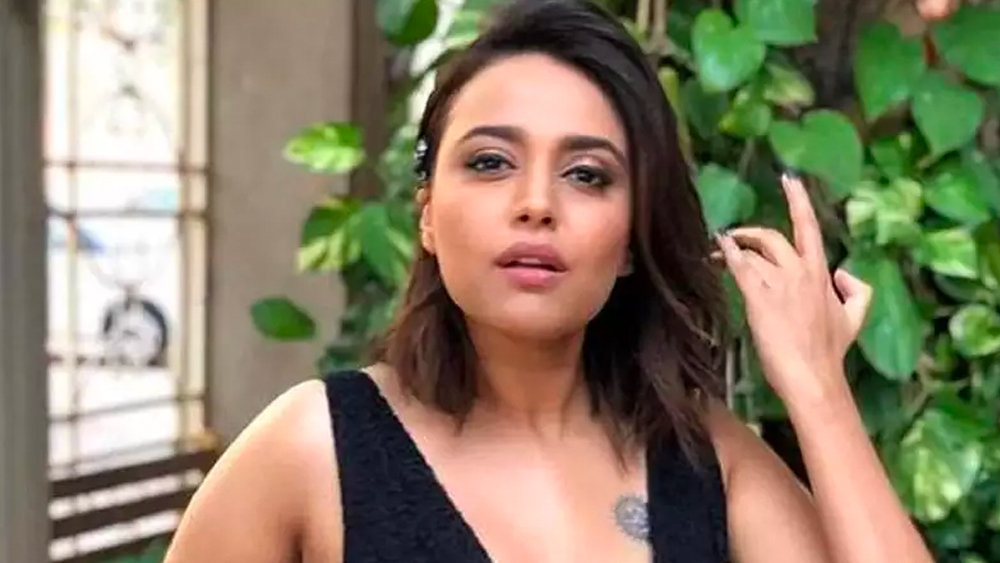 অভিনেত্রীর তুলনায় স্বরার পরিচয় এখন বিতর্কিত টুইটারেত্তি হিসেবে। নেটিজেনদের একটা বড় অংশ যেন অপেক্ষা করে থাকেন কখন তাঁকে ট্রোল করবেন। স্বরার ভক্তদের মতে, সব বিষয়ে মতামত না জানিয়ে তিনি বরং অভিনয়ে আরও মন দিতে পারেন।