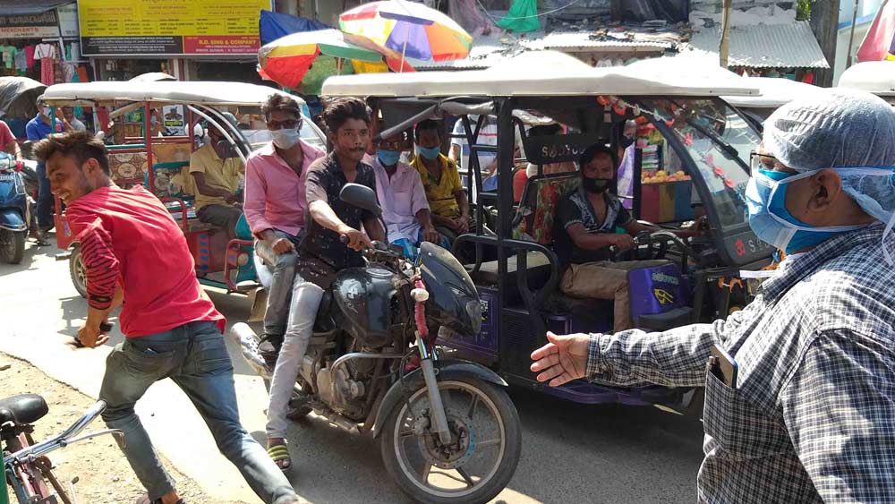 ঊর্ধ্বশ্বাসে: রাস্তায় বেরোলেও মুখে ছিল না মাস্ক। স্বাস্থ্য দফতরের কর্মীদের এগিয়ে আসতে দেখেই দৌড়ে পালানোর চেষ্টা করলেন যুবক। 