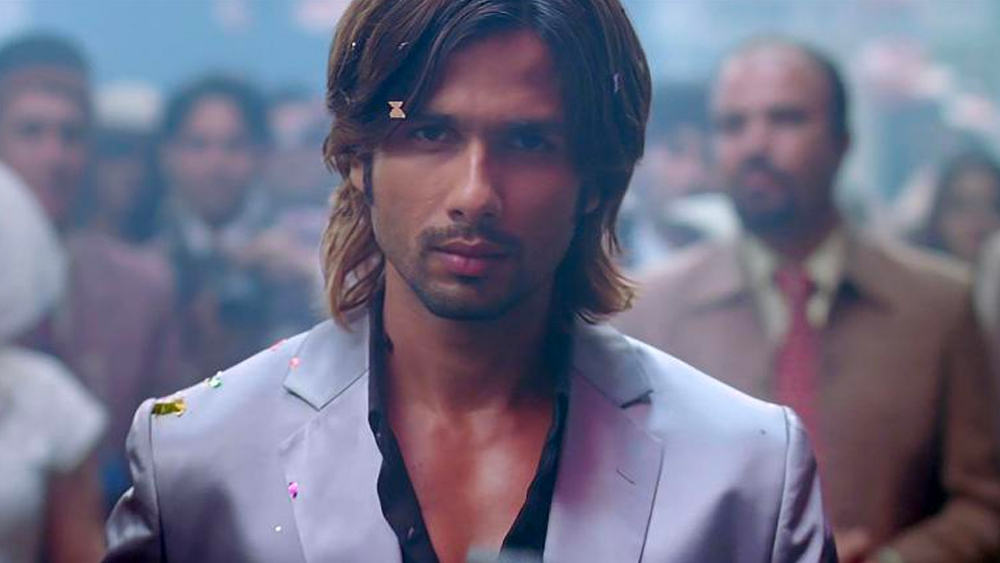 ২০০৯ সাল থেকে শাহিদ-সানিয়ার প্রেমের সূত্রপাত। ‘কামিনে’ ছবির সেটে প্রায়ই যেতেন হায়দরাবাদি সুন্দরী। এক বার বেঙ্গালুরুর শেরাটন গ্র্যান্ড হোটেলে নিভৃতে সময় কাটাতে যান তাঁরা। কিন্তু তা জানাজানি হয়ে যায়।