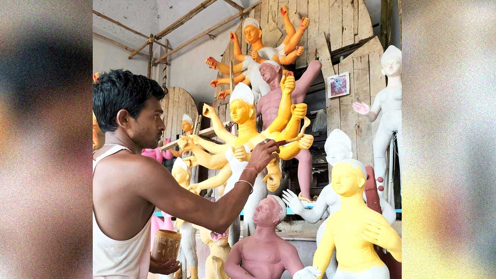 জোরকদমে: বিষ্ণুপুরের কুন্দকুন্দা বাজারে মঙ্গলবার। ছবি: শুভ্র মিত্র