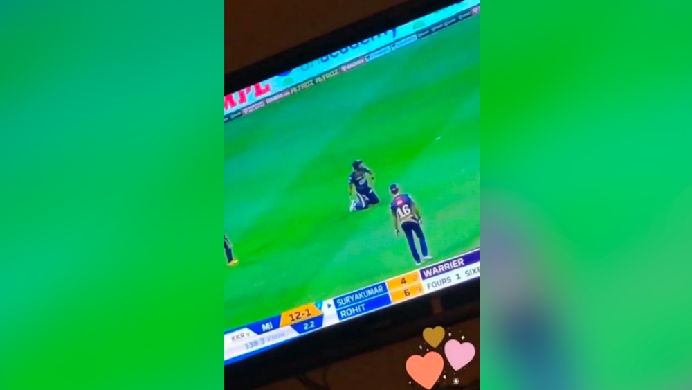 ২১ বছর বয়সি শুভমানের অনবদ্য ফিল্ডিংয়ের এক ঝলক সারা শেয়ার করেছিলেন ইনস্টাগ্রাম স্টোরিতে। ছবির সঙ্গে সারা দিয়েছিলেন ‘লভ’ ইমোজি। তাঁর এই প্রতিক্রিয়া দ্রুত ছড়িয়ে পড়ে ইন্টারনেটে।