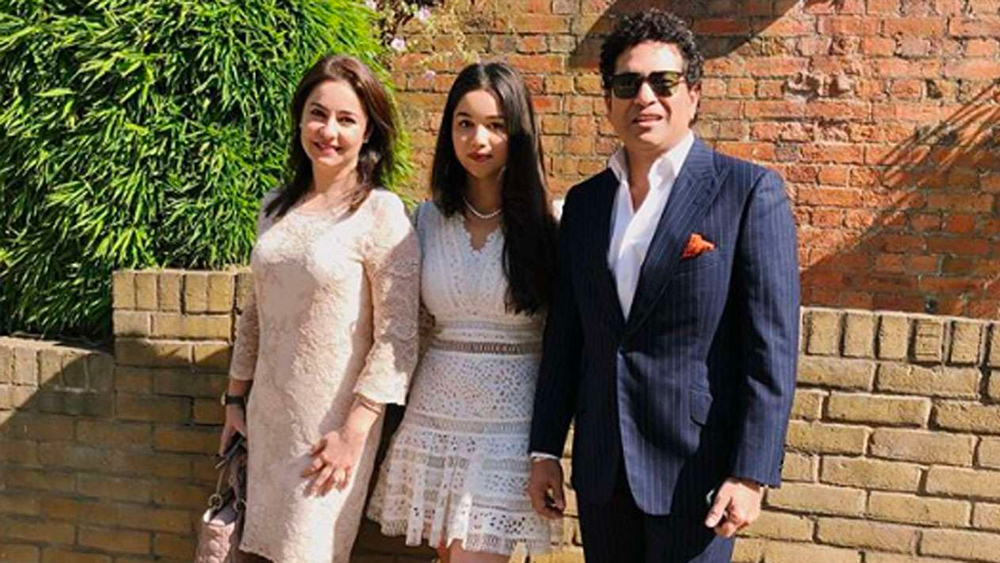 অন্য দিকে, মুম্বইয়ের স্কুল থেকে পাশ করার পরে সারা লন্ডনে যান উচ্চশিক্ষার জন্য। ইউনিভার্সিটি কলেজ অব লন্ডন থেকে মেডিসিনে ডিগ্রি নিয়ে দেশে ফিরেছেন সচিন-অঞ্জলির একমাত্র মেয়ে।