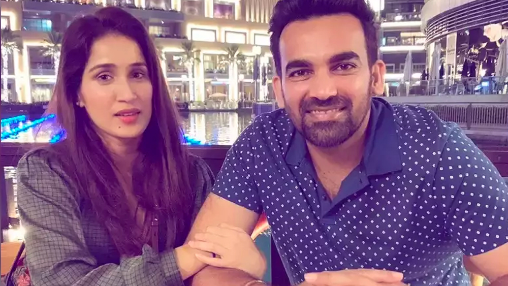 তবে অফস্ক্রিন আর হকি নয়। জাহির খানকে বিয়ে করে তাঁর জীবনের সঙ্গে জড়িয়ে গেল ক্রিকেট।