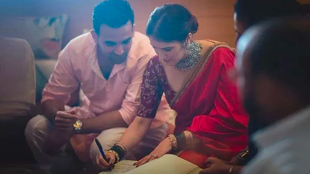 হিন্দু ধর্মে বিয়ে অথবা মুসলিম ধর্মবিশ্বাস অনুযায়ী নিকাহ, দু’টিই সযত্নে এড়িয়ে গিয়েছিলেন তাঁরা। পরিবর্তে তাঁরা শুধুই রেজিস্ট্রি ম্যারেজ করেন।