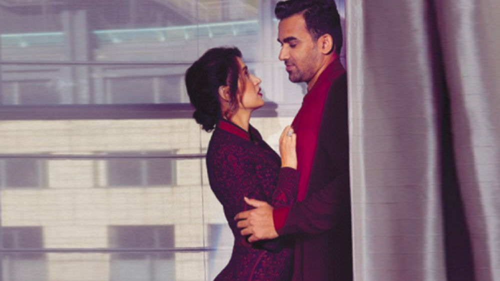 কিন্তু কে প্রথম জানালেন? সেখানে অবশ্য জাহিরই প্রথম এগিয়েছিলেন। প্রথমে তাঁরা বন্ধুদের দলে একসঙ্গে দেখা করতেন। এক দিন সাহস করে জাহিরই ডিনারের প্রস্তাব রাখেন সাগরিকার কাছে। তখন জানতেনও না সাগরিকা আদৌ তাঁকে পছন্দ করেন কি না।