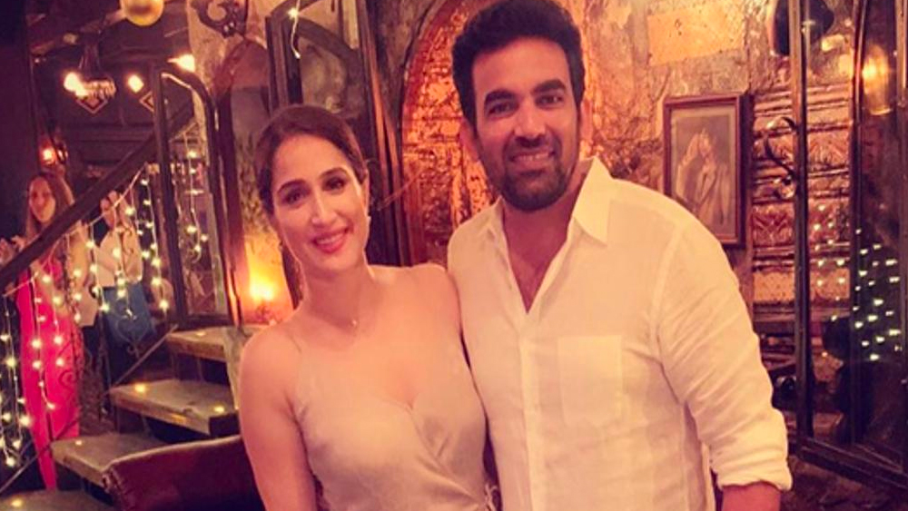 সেই নৈশভোজেই অন্তরঙ্গতার সূত্রপাত। তিন বছরের দাম্পত্যেও প্রেম ফিকে হয়নি বলে জানিয়েছেন এই পাওয়ার কাপল। জাহিরের বিনম্র আচরণে মুগ্ধ হয়েছিলেন সাগরিকা।