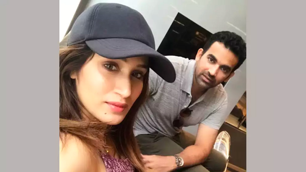 অন্য দিকে তাঁর মায়ের সঙ্গে জাহির স্পষ্ট মরাঠিতে কথা বলেন। বিয়ের আগে হবু জামাইয়ের এই গুণেই অভিভূত হয়ে পড়েছিলেন ঊর্মিলা ঘাটগে।