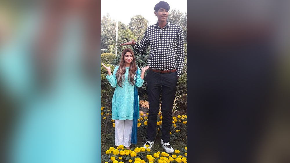 তিন ভাই এবং এক বোনের মধ্যে গুজ্জর সবথেকে ছোট। তাঁদের বাবা হাসিমের উচ্চতা ৫ ফুট ৬ ইঞ্চি। মা পরভীন ৫ ফুট ৩ ইঞ্চির সাধারণ মহিলা। বাকি তিন ভাইবোনও সম্পূর্ণ স্বাভাবিক।