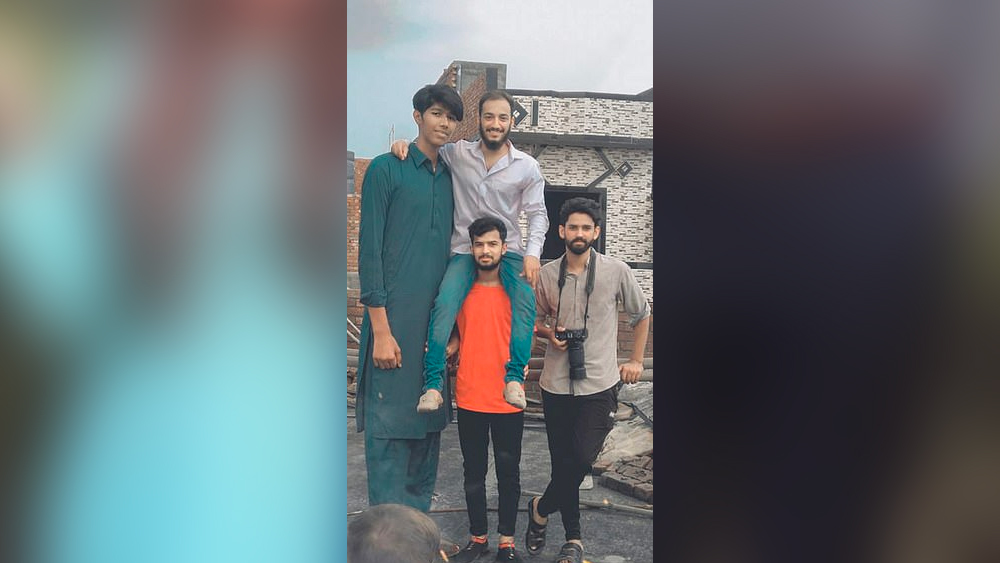 স্কুল এবং পাড়া প্রতিবেশীদের মধ্যে গুজ্জর সবসময়েই ছিলেন সবথেকে লম্বা। এই নিয়ে স্কুলে বন্ধুদের হেনস্থার মুখেও পড়তে হয়েছে যথেষ্ট।