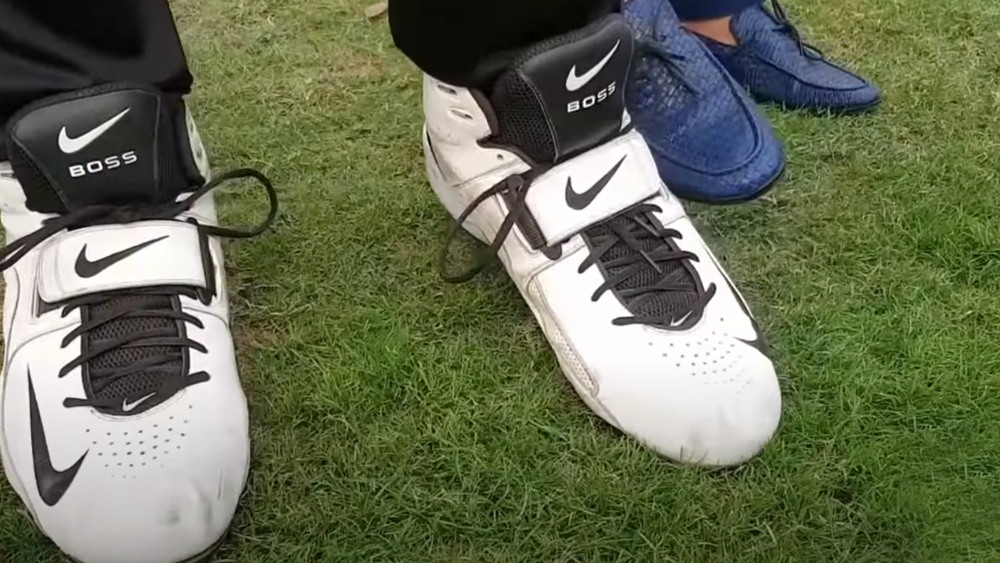 চারপাশের সবার কৌতূহল তো ছিলই। পাশাপাশি ছোট থেকেই আরও অসুবিধের মুখোমুখি হতে হয়েছে গুজ্জরকে। রিকশা বা বাস, কোনও যানের আসনেই ঠিকমতো বসতে পারতেন না। অসুবিধে হত স্কুলের ডেস্ক-বেঞ্চেও।