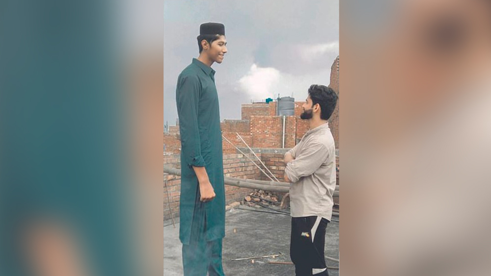 বরাবর অর্ডার দিয়ে তৈরি করানো হয় তাঁর জুতো এবং পোশাক। ছোট থেকেই এই অসুবিধেগুলির সঙ্গে মানিয়ে চলতে অভ্যস্ত হয়ে গিয়েছেন তিনি এবং তাঁর পরিবার।