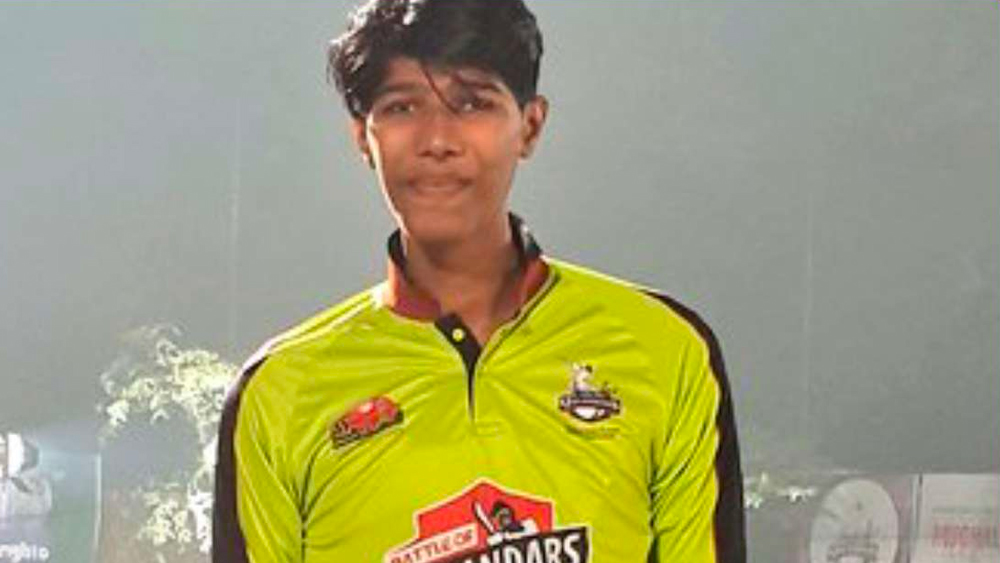 সবসময়েই নিজের পা জোড়া নিয়ে সমস্যায় পড়েন গুজ্জর। কোথায় রাখবেন, কী ভাবে রাখবেন ভেবে পান না। পায়ের এই বেমানান অবস্থার জন্যই কোনও দিন গাড়ি চালাতে পারেননি তিনি। দুধের স্বাদ ঘোলে মেটাতে হয়েছে মোটরবাইক চালিয়ে। সেখানেও বেশ কসরত করে বসতে হয় তাঁকে।