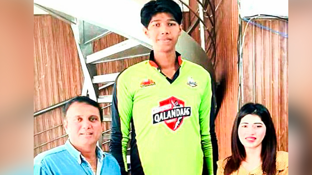 লাহৌরের এই তরুণ জানিয়েছেন, অতিরিক্ত উচ্চতার জন্য ফাস্ট বোলিং করতে তাঁর সুবিধে হয়। জন্মগত অসুবিধাকে এ ভাবেই নিজের তুরুপের তাস করে নিয়েছেন তিনি।