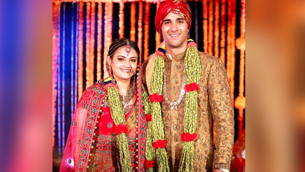 তবে রোশনাইয়ের পাশাপাশি ছিল অন্ধকারও। প্রশ্নও উঠেছিল পুলকিত-শ্বেতার বিয়ে ঘিরে। অনেকেই বলেছিলেন, ভালবেসে নয়, শ্বেতাকে তিনি বিয়ে করছেন সলমনের ঘনিষ্ঠ হওয়ার জন্য।