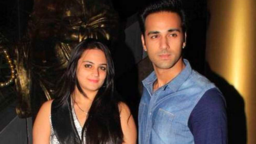 পুলকিত-শ্বেতার বিয়ের এক বছরের মধ্যে ক্রমশ সত্যি হল এই আশঙ্কা। এক বছর কাটতে না কাটতেই সম্পর্কে ফাটল। ক্রমশ তিক্ত হতে থাকে তাঁদের সম্পর্ক। বিবাহবার্ষিকীও একসঙ্গে কাটাননি দু’জনে।