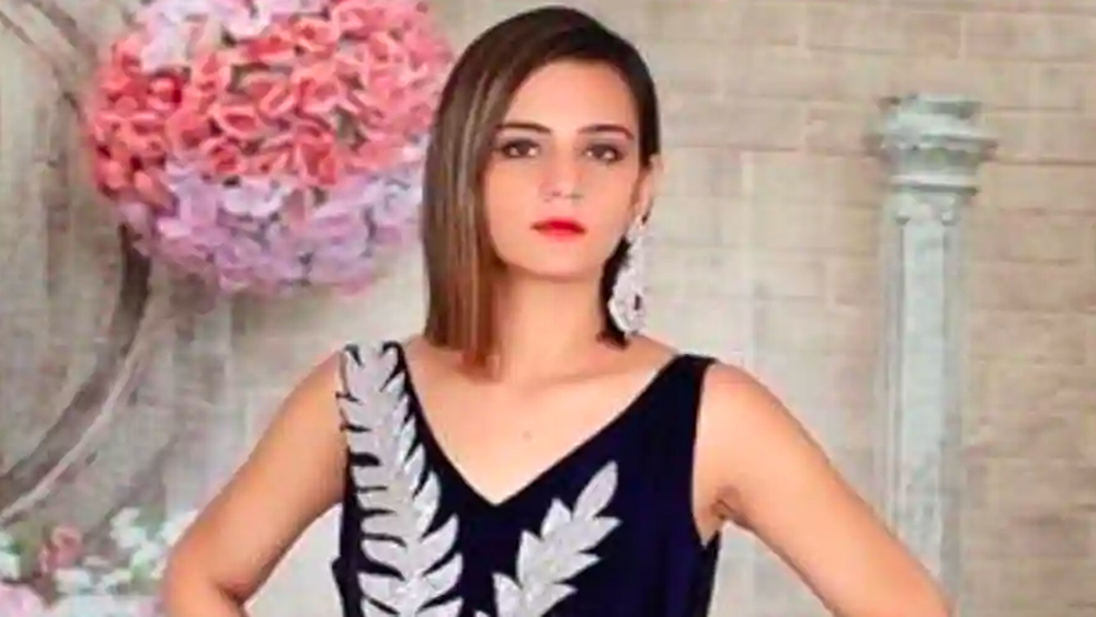 ডিভোর্সের পরে শ্বেতা এখন ব্যস্ত কাজ নিয়েই। কমিয়ে ফেলেছেন নিজের ওজন। তাঁর কাছে আসছে কাজের সুযোগও। টেলিভিশন বা শর্ট ফিল্মে অভিনয়ের প্রস্তাবে তিনি রাজি হননি। মন দিতে চান ছবি আঁকা আর লেখালেখিতেই।