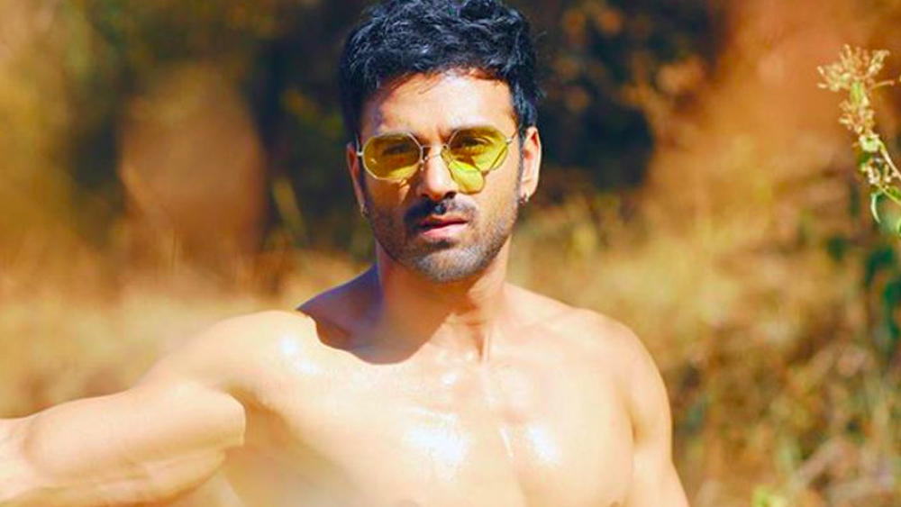 অন্য দিকে পুলকিতও ব্যস্ত কাজ নিয়ে। ‘ডলি কি ডোলি’, ‘ফুকরে রিটার্নস’, ‘বীরে কি ওয়েডিং’-সহ বেশ কিছু ছবিতে সম্প্রতি অভিনয় করেছেন তিনি। কিন্তু এখনও সুপারহিট ছবির অংশ হয়ে উঠতে পারেননি।