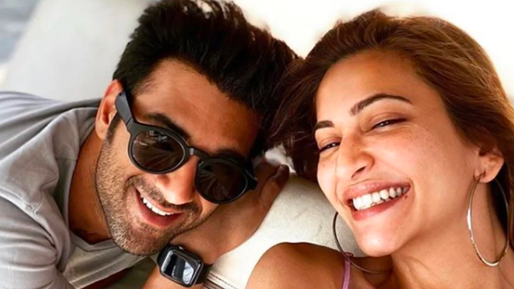 ইয়ামির পরে কৃতী খরবান্দার সঙ্গে পুলকিতের ঘনিষ্ঠতা নিয়ে গুঞ্জন রটেছিল। ‘পাগলপন্তী’ এবং ‘বীরে দি ওয়েডিং’ ছবিতে কীর্তি তাঁর সহঅভিনেত্রী ছিলেন।