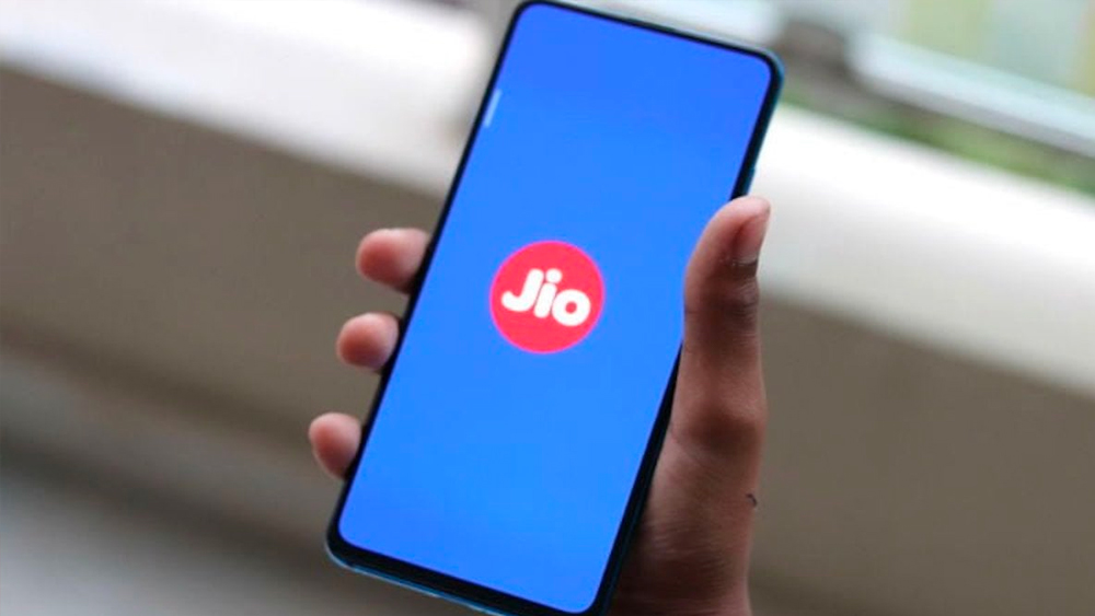 ডেটার ব্যাপারে এয়ারটেল, ভোডাফোনের থেকে এগিয়ে রয়েছে জিয়ো। ৩৯৯ টাকায় তারা দিচ্ছে ৭৫ জিবি ডেটা। এই ডেটার পর প্রতি জিবি ডেটার জন্য গ্রাহককে দিতে হবে ১০ টাকা।